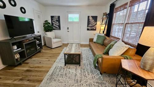 Chic Central Cottage with Gameroom & Firepit and pet friendly