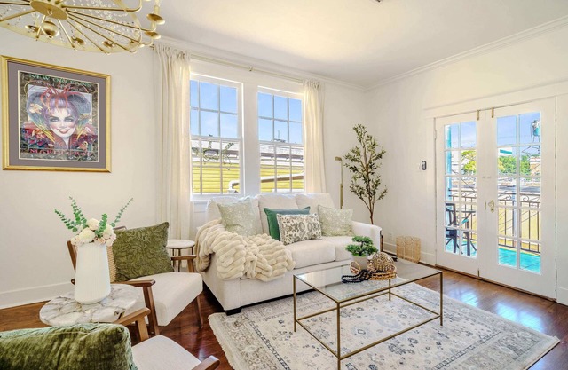Chic & Central w/Parking: Ideal 4 Families/Groups