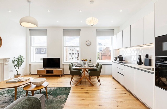 Chic Chelsea Retreat: Bright Space & Balcony Bliss