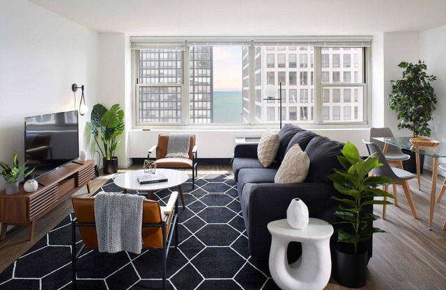 Chic Corner 2BR in Streeterville | Roof Deck | Lake Views