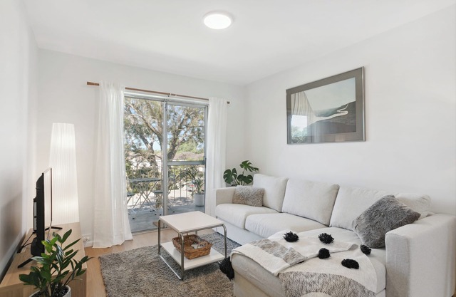 Chic Cozy 2 Bedroom Apartment Near Beach