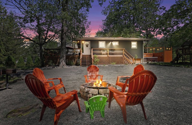 CHIC COZY COTTAGE GAME ROOM, HOT TUB PLAYGROUND, LAKE, POOL, ARCADE FIREPIT, 4/2