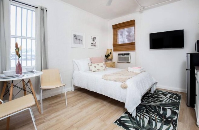 Chic & Cozy Studio for 2! Amazing DTLA Location!