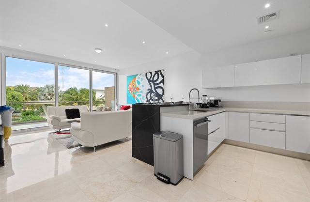 Chic downtown 2 bedroom condo at Coral Shell