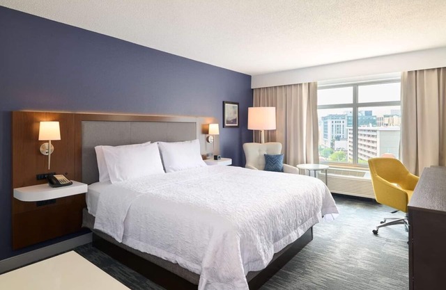 Chic Downtown Retreat Near Convention Center & Attractions! Free Breakfast