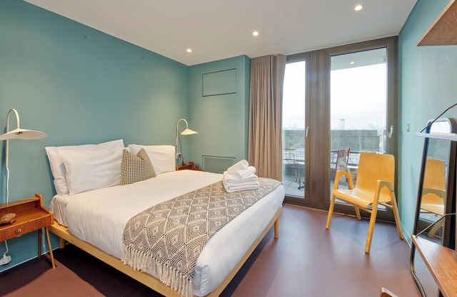 Chic Four Bedroom Flat with Stunning Poplar Views