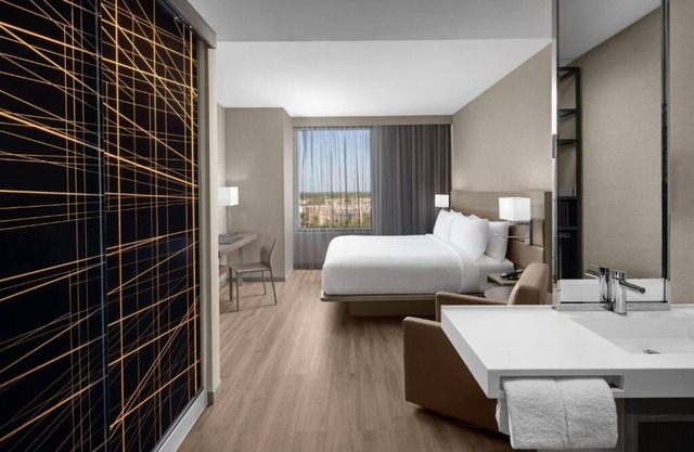 Chic Getaway in Miami Ideal for Couple Stay - Modern Suite with Pool Access