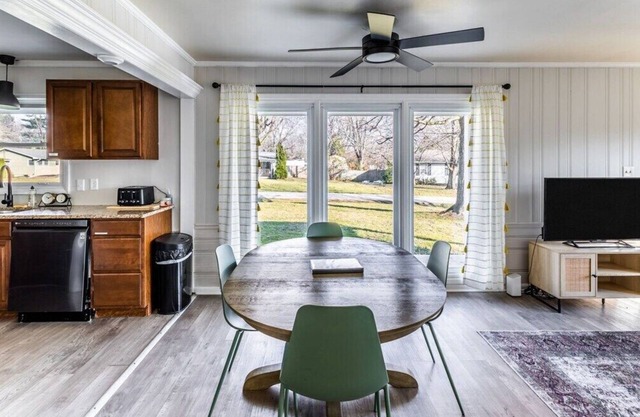 Chic Haven; Minutes to Grand Park, Welcomes 8