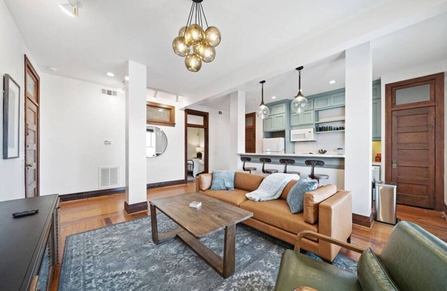 Chic Historic Loft, 3 Blocks from The Strand