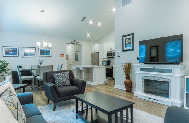 Chic house, 3 bedroom,2 bath, modern, spotless, Game room close to everything!