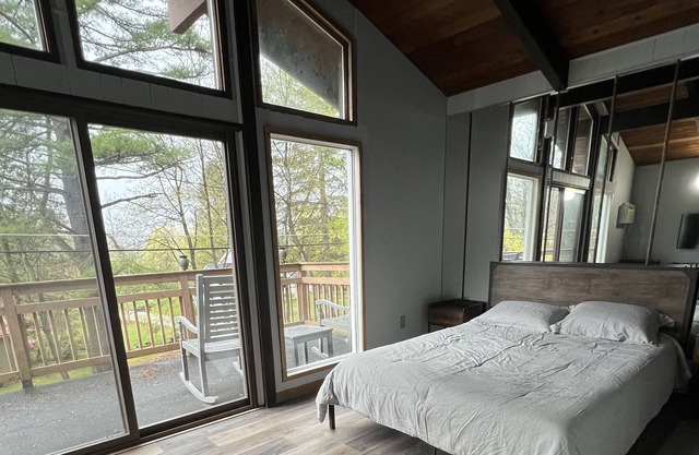 Chic Lake House on the Hill Sleeps 10, 4 bedrooms, 2 bathrooms Pet friendly!