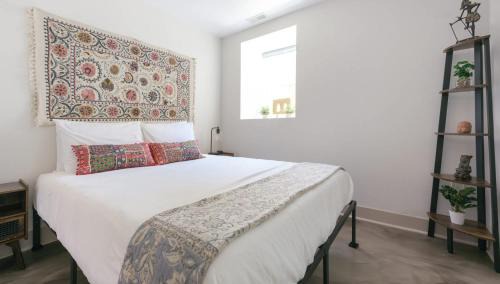 Chic Lower-Level Stay - Prime Walkable Locale