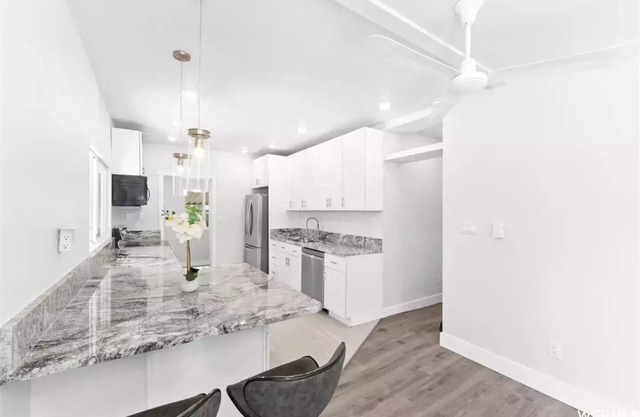 Chic modern 2 bdrm, 2 bath, vintage house—huge kitchen, near skiing