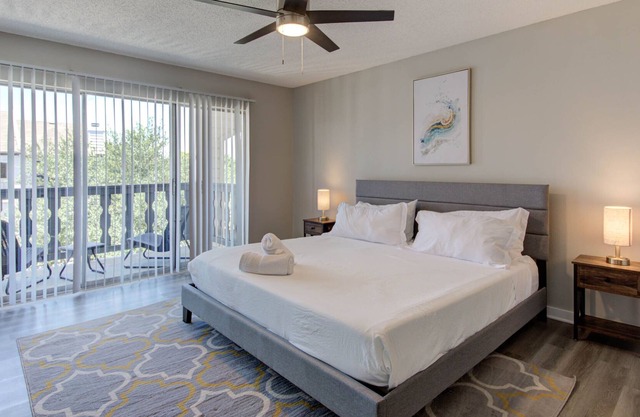 Chic, Modern 2B2B | King Beds, Fast WiFi, Gym,Pool