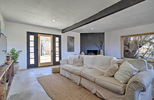 Chic Morongo Valley Home: Mtn Views & Pergola