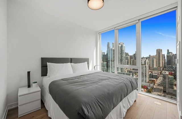 Chic River North Retreat: Luxe Suites, Stunning Views, Steps from Chicago Life!