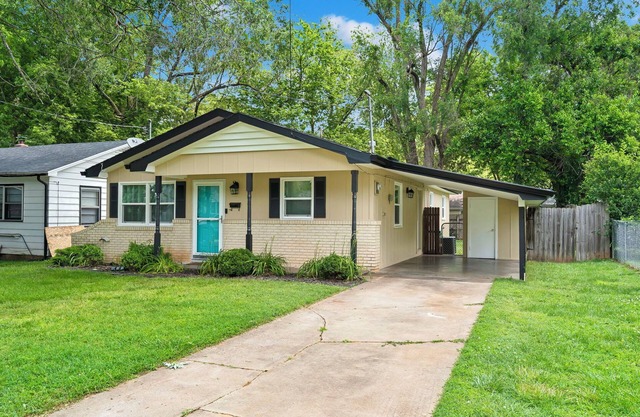 Chic & Rustic Bungalow 3-bd house w/fitness room & WiFi in peaceful Springfield