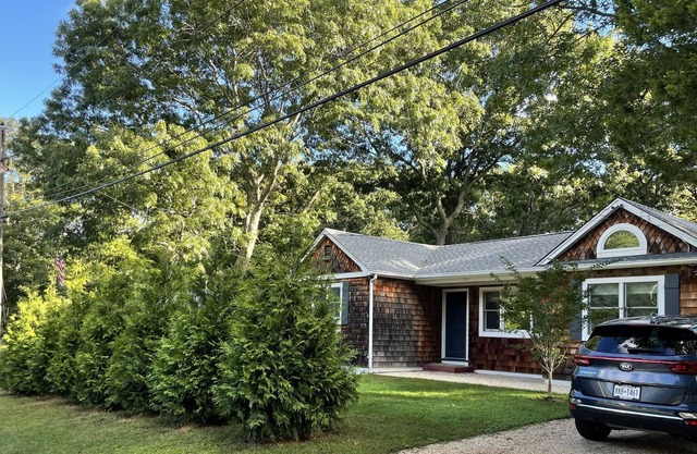 Chic Sag Harbor Cottage walking distance to beaches and restaurants