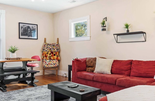 Chic Southern Parkway Unit | Near Downtown Lou!