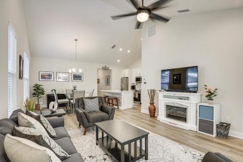 Chic St Augustine Home, 7 Mi to Beach!