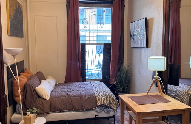 Chic Studio apartment in Brownstone with WiFi. Very quiet building.