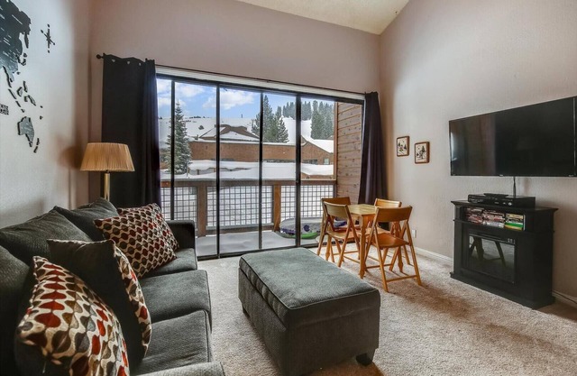 Chic Tahoe Donner Queen Studio w/Loft #212