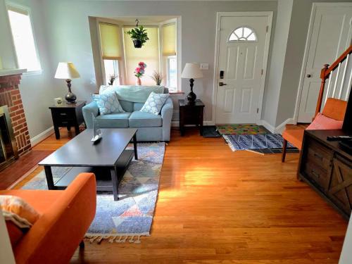 Chic Towson Townhome Near Baltimore