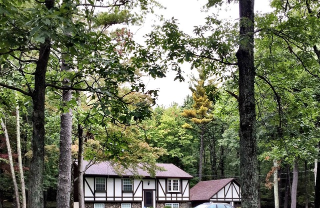 Chic, Very Private, Three Bedroom Cottage - Serene Peaceful, And Minutes To Ski
