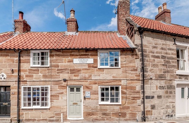 CHIMES COTTAGE, pet friendly, with a garden in Guisborough