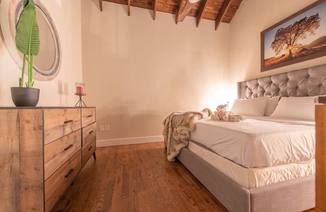 Chimney Hill - 04) Second Floor Suite 4