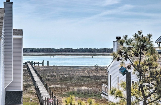 Chincoteague Townhome w/Pony Views from Deck!