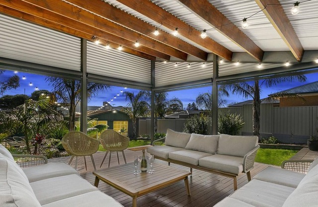 Christies Beach Cottage by Wine Coast Holidays - Perfect for 2 or 3 couples and 2 kids – Only a 10 min walk to the from beach