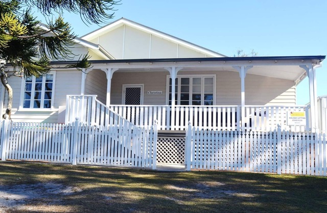 Christina Cottage - walk to the beach