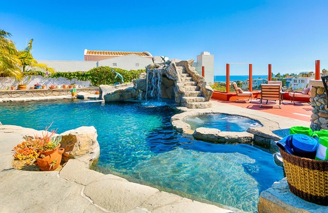 CHRISTMAS BLOWOUT SPECIAL Dec-Jan ~ 599 wkdy/699 wknd ~No other discounts apply!