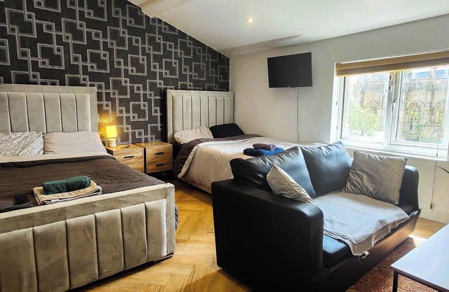 Church Views | Steps to Bold St | City Centre