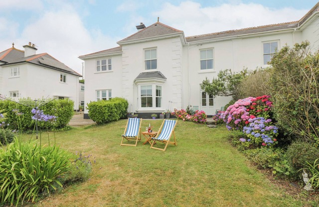 CHYNANCE, character holiday cottage, with open fire in Porthcurno