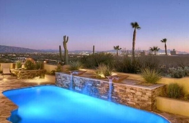 Cimarron: Spectacular city and mountain views, pool, hot tub, and more!