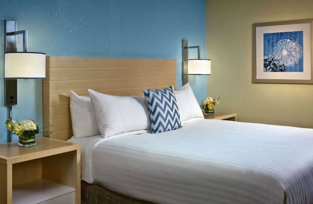 Cincinnati Getaway! 3 Spacious Units, Full Kitchen, Pool, FREE Bfast & Parking!