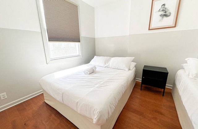 Cinematic Queen City Suite-10 Mins to Downtown