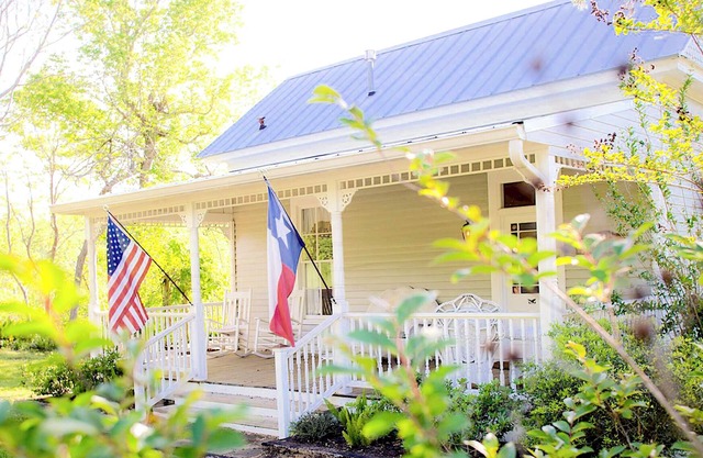 Circa 1900 Farmhouse Cottage - Pond - King Bed - Fenced - 8 Miles to Brenham