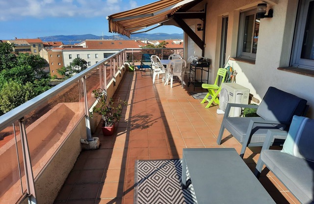 City center, large terrace, 5th top floor, all on foot, sea view