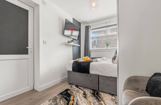 City Centre House | Parking with EV | WIFI Netflix