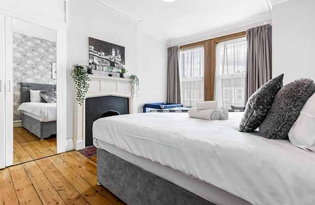 City Escape: Sleek and Comfy 3 BR House w/Garden