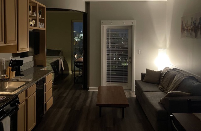 City View Top Floor W/Balcony