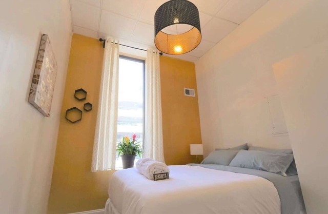 City Views | Downtown Apt | Walk Everywhere