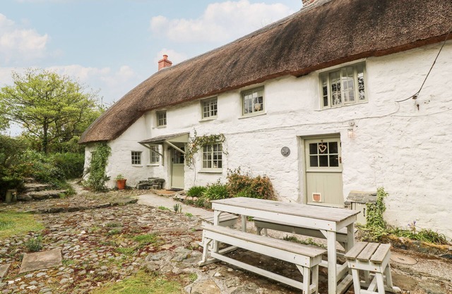 CLAHAR COTTAGE, pet friendly, character holiday cottage in Mullion