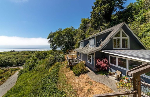 Clam Beach Cottage - New, spectacular ocean view stay!