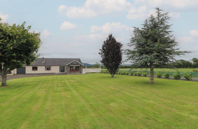 CLARMES HOUSE, pet friendly, with a garden in Limavady