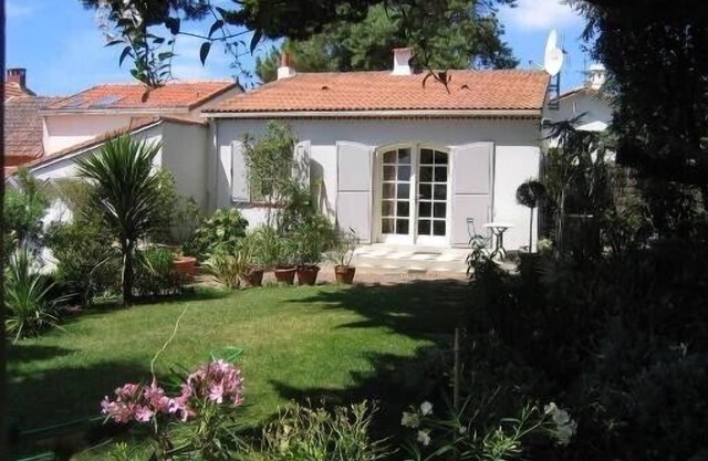 Class house. three stars. Seaside near the beach and the THALASSO