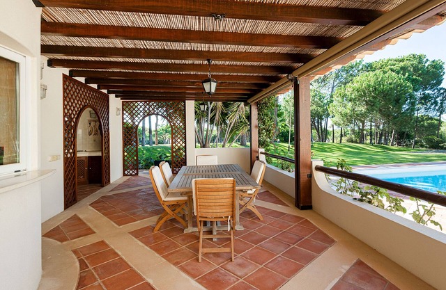 Classic 6 Bedroom villa w/private pool in Quinta do Lago